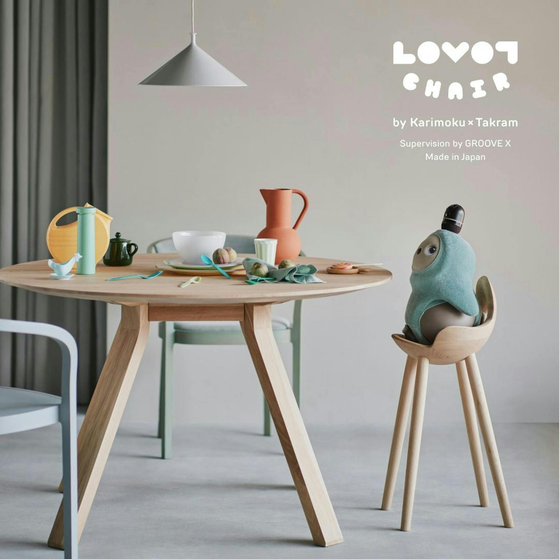 LOVOT CHAIRと、ロボットと木の椅子展